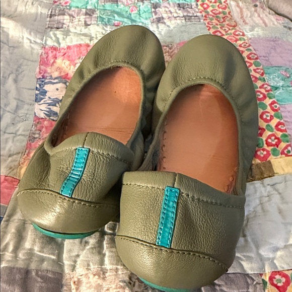 Tieks Flats in Olive Green: Size 7 - Picture 9 of 9